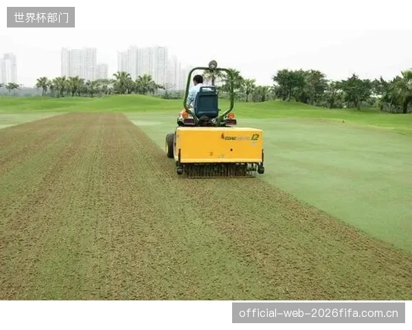 为对齐PGA巡回赛标准，佛山高尔夫球会采用JacobsenSLF530深层打孔作业，精确调校果岭球速与均一度